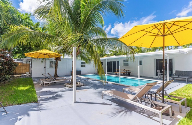 6 Bedroom Home w Pool - Ping pong & Outdoor Shower