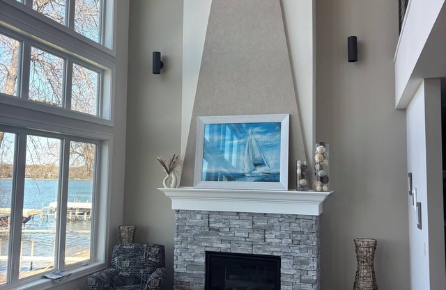 6-bedroom house on East Okobojiwith AC, WiFi