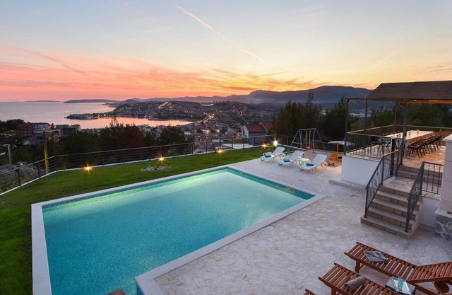 6 bedroom nice home in Podstrana