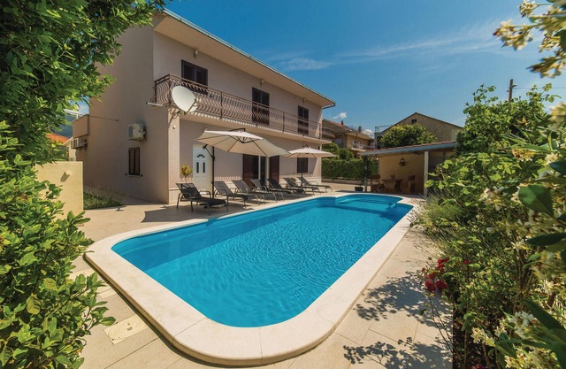 6 bedroom nice home in Kastel Stafilic