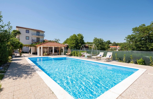 6 bedroom pet friendly home in Zmijavci