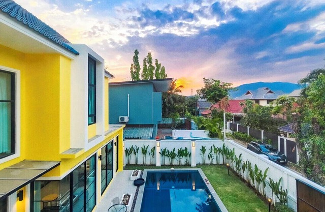 6 Bedroom Pool Villa with En-Suite Bathrooms. Located near City and Airport