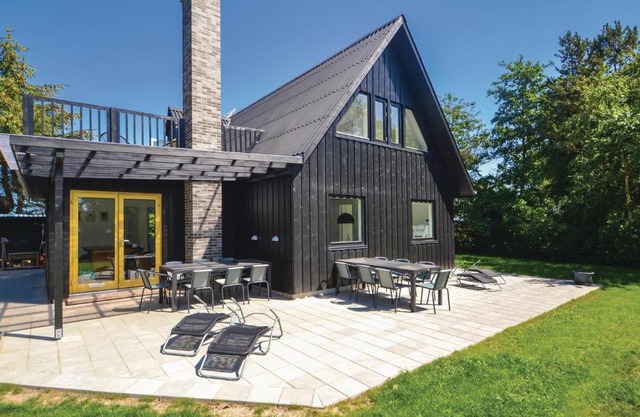 6 Bedroom Stunning Home In Grenaa