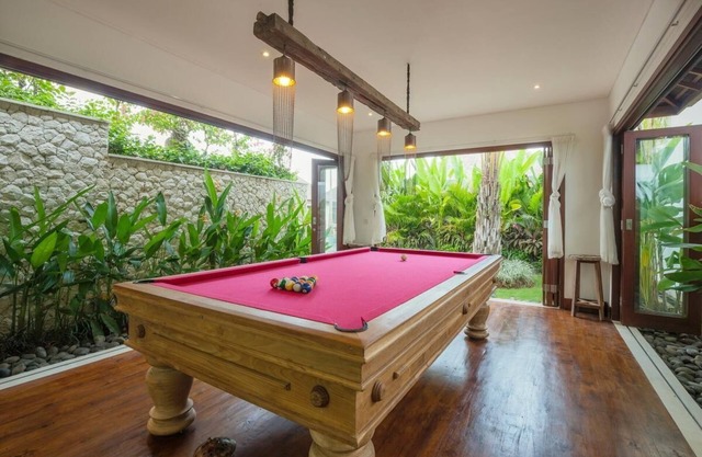 6 Bedroom Umalas Pool Family Villa 3707