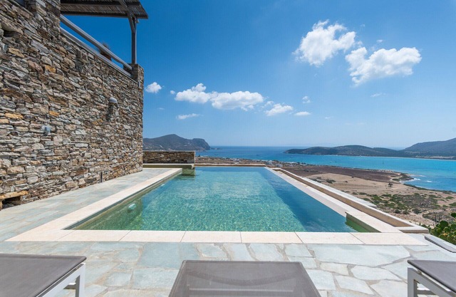 6 bedroom villa with pool and amazing views in Antiparos, 3 min to beach!