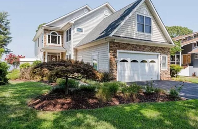 6 bedroom waterfront home minutes from Downtown Annapolis! Pontoon and jet ski