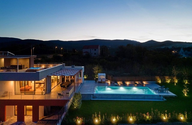 6 bedrooms, 7 bathrooms, Rooftop Whirlpool and Finnish sauna, Heated infinity pool, Game room, Fitness equipment, 2 fully equipped kitchen and living areas