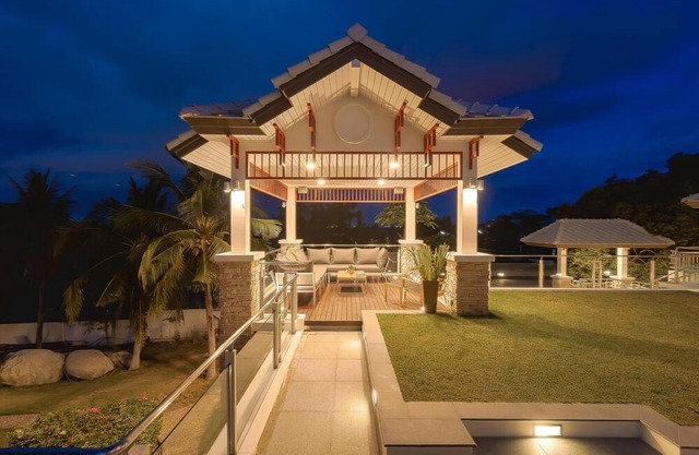 6 Bedrooms Mansion on The Golf Course! (JB)