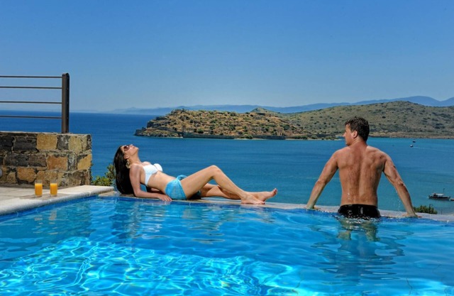 6 bedrooms villa next to the beach sleeps 12