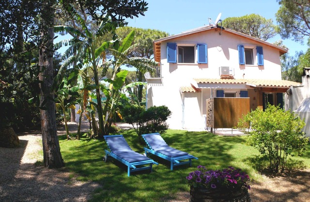 6 beds, 300 meters from the beach, Wifi, BBQ, outdoor shower.