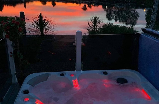 6 Berth lakeside lodge/caravan With Large Hot Tub