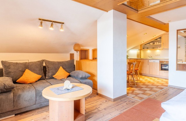 (6) Dachstudio: Zwei-Raum-Ferienwohnung 50qm, Dusche/WC, Extra-Schlafzimmer, Küche, 2 Balkon
