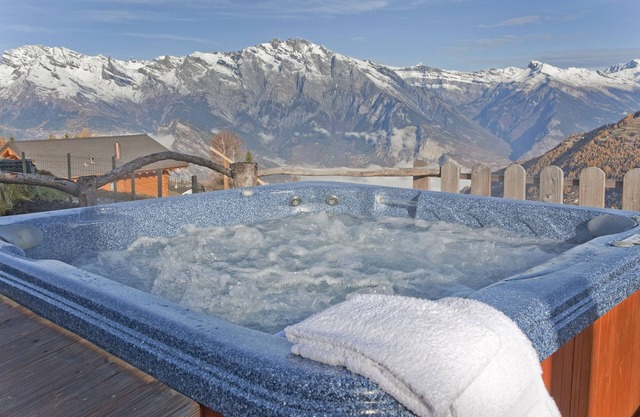 6 ensuite bedrooms, hot tub, sauna, fabulous views, huge terrace