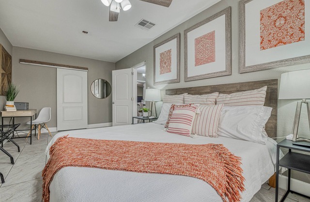 🌞6 KING beds, 14 GUESTS, 5 BEDROOMS, 2 BATHROOMS, REFRIGERATION, NEAR AIRPORT