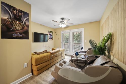 6 King Beds - Near DT & UGA - Massage Chairs - Projector