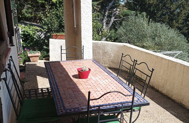 6 km from Cassis, 20 from Marseille garden level villa: Carnoux. Nice view