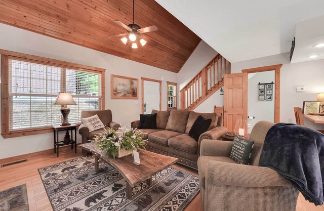 6 Mi to Branson Strip! Lakefront Home w/Fireplace