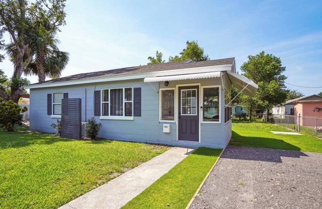 6 Mi to Downtown Orlando: Quiet Home w/Sunroom