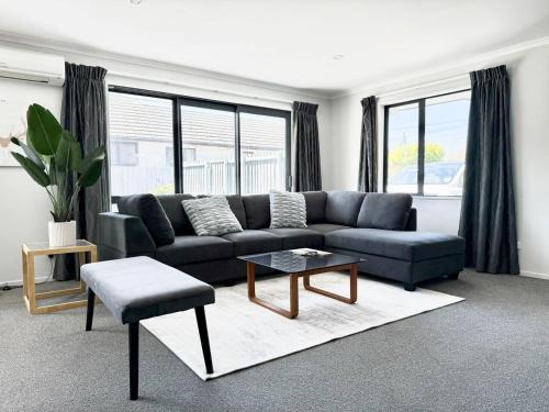 6 min to Airport Burnside Full house with big yard