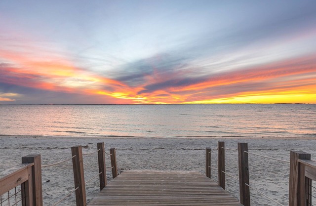 6 Min Walk to Beach – Pool ,BBQ, bikes & Golf Cart
