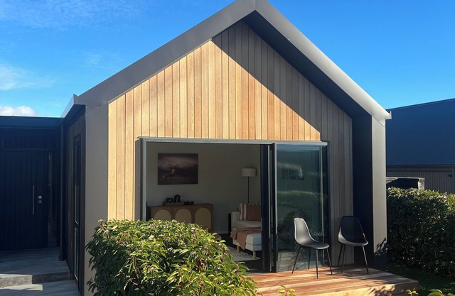 6 minutes from Queenstown airport - a modern & stylish retreat