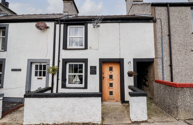 6 MOUNTAIN ROAD, pet friendly, with a garden in Llanfechell