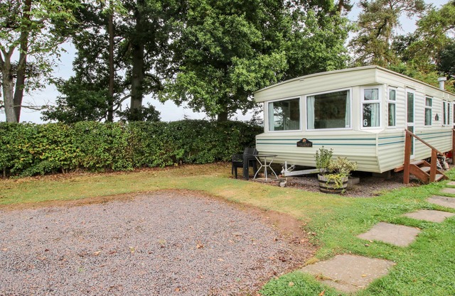 6 OLD ORCHARD, pet friendly, with a garden in Much Wenlock