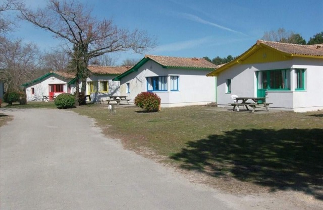 6 PEOPLE IN A PEDESTRIAN RESIDENCE and SWIMMING POOLS