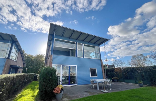 6 pers Modern harbor house with fenced garden with the lake view