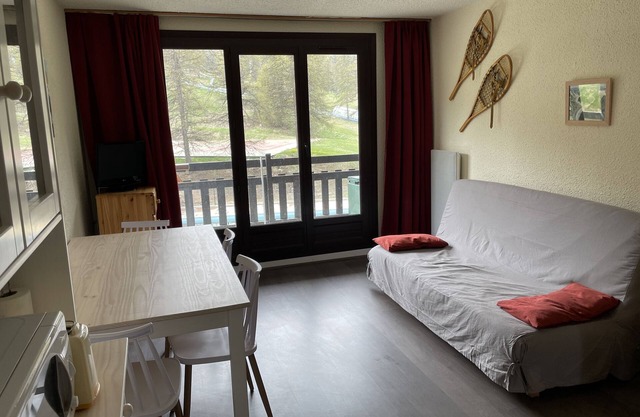 6-person apartment - at the foot of the slopes - swimming pool and tennis court (in summer)