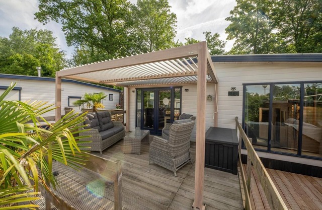 6-person holiday chalet in a child-friendly park in Hoek