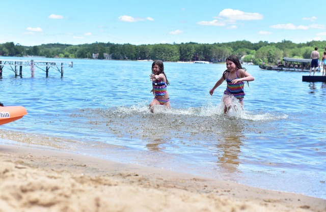 6 person Lakefront Cabin located steps away from Lake Delton