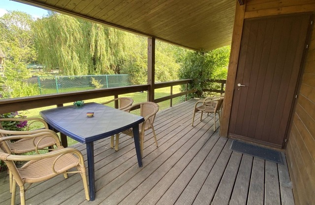 6 persons atmospheric wooden chalet in Ossenisse, East Zeews-Vlaanderen