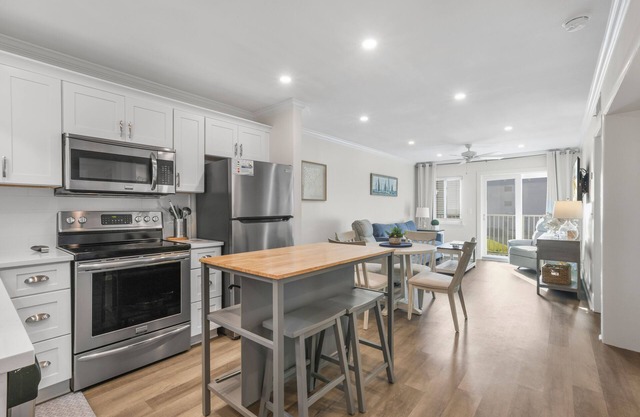 6 Pools/2 Hot Tubs/Ocean Front! 2 Min walk to beach from door! Coffee/Ice Cream