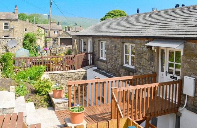 6 RIVERDALE, pet friendly, character holiday cottage in Bainbridge