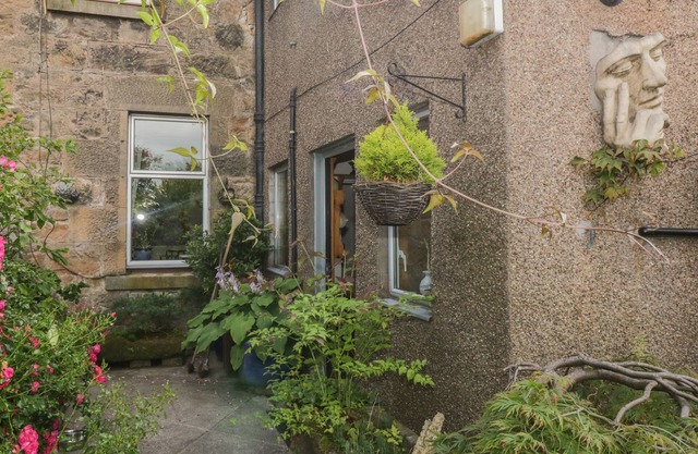 6 RONALD PLACE, pet friendly, character holiday cottage in Stirling