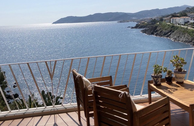 6-room air-conditioned apartment facing the sea