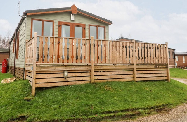 6 SHERWOOD, pet friendly, character holiday cottage in Tewitfield