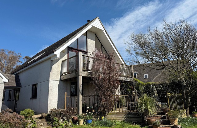 6 THE LINKS, pet friendly, country holiday cottage in Praa Sands
