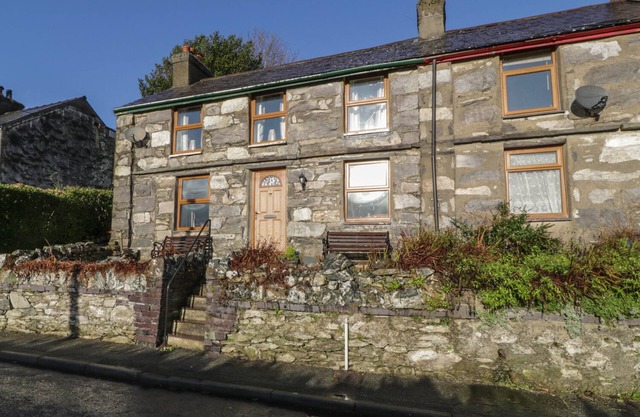 60 HYFRYDLE ROAD, pet friendly, character holiday cottage in Talysarn