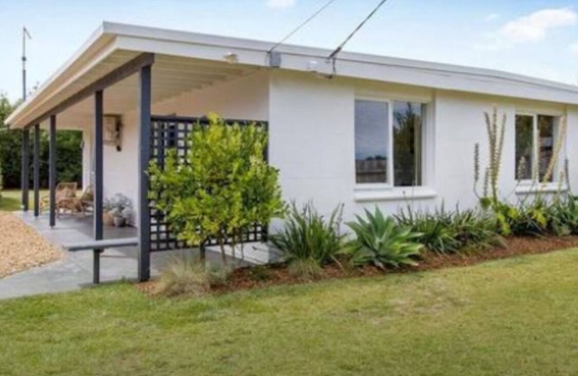 600m walk to bay beach, fully fenced yard, pet friendly in a quiet Crt location!
