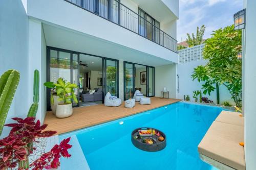 650m to Perenenan beach! Lux 4bd villa with rooftop