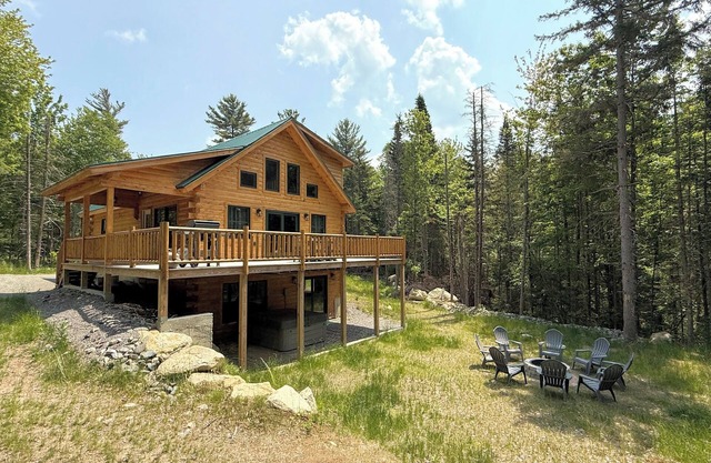 65PT New Log Cabin in Private Setting. Hot tub, Fire pit, Gym/Pool Access, and Dog Friendly!