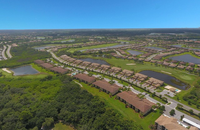 6611-202 Beautiful Veranda close to the pools and golf membership