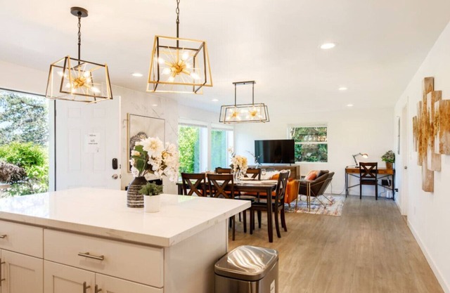 6615 Lower · 3b2b Lower Unit w/Gorgeous Green Lake View