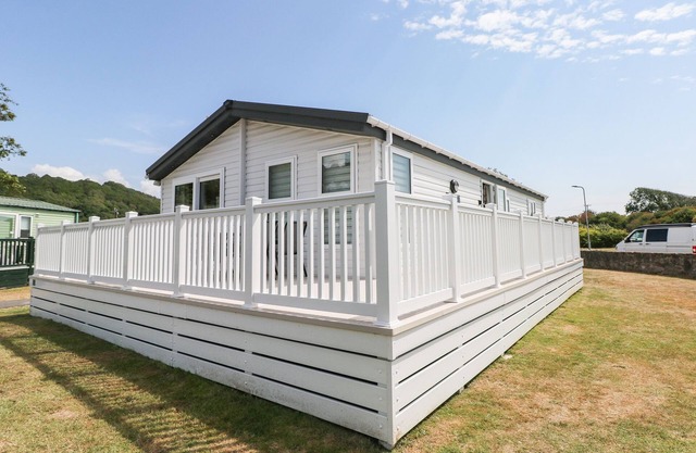 69 THE PADDOCKS, pet friendly, country holiday cottage in Pendine