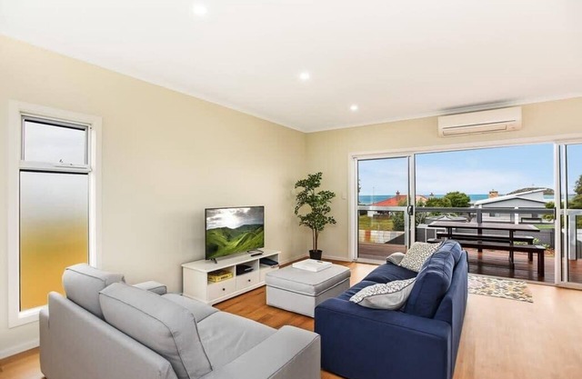 6A Giles St - Sea Views, one street from the beach!