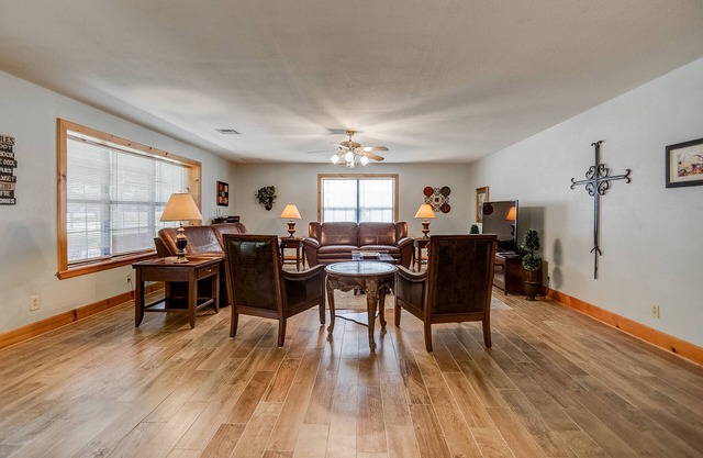 6bdrm Walk to Beach or Marina! Swim, Fish, Launch!