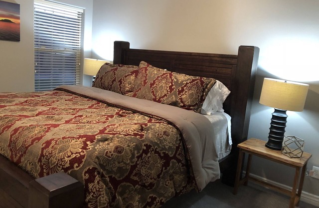 6BR/4BA Dual-Townhome Sleeps 12 Near Zion & Shakespeare Festival