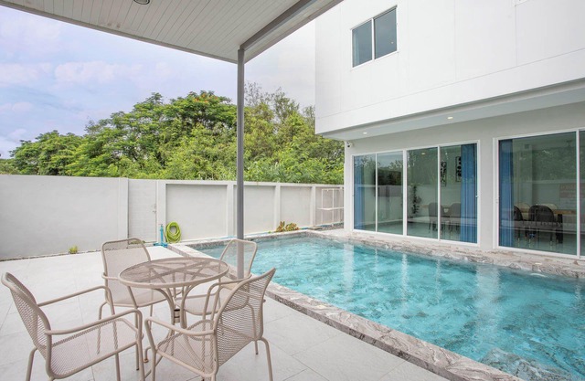 6BR Pool Villa w/Karaoke and Pool Table near Golf
